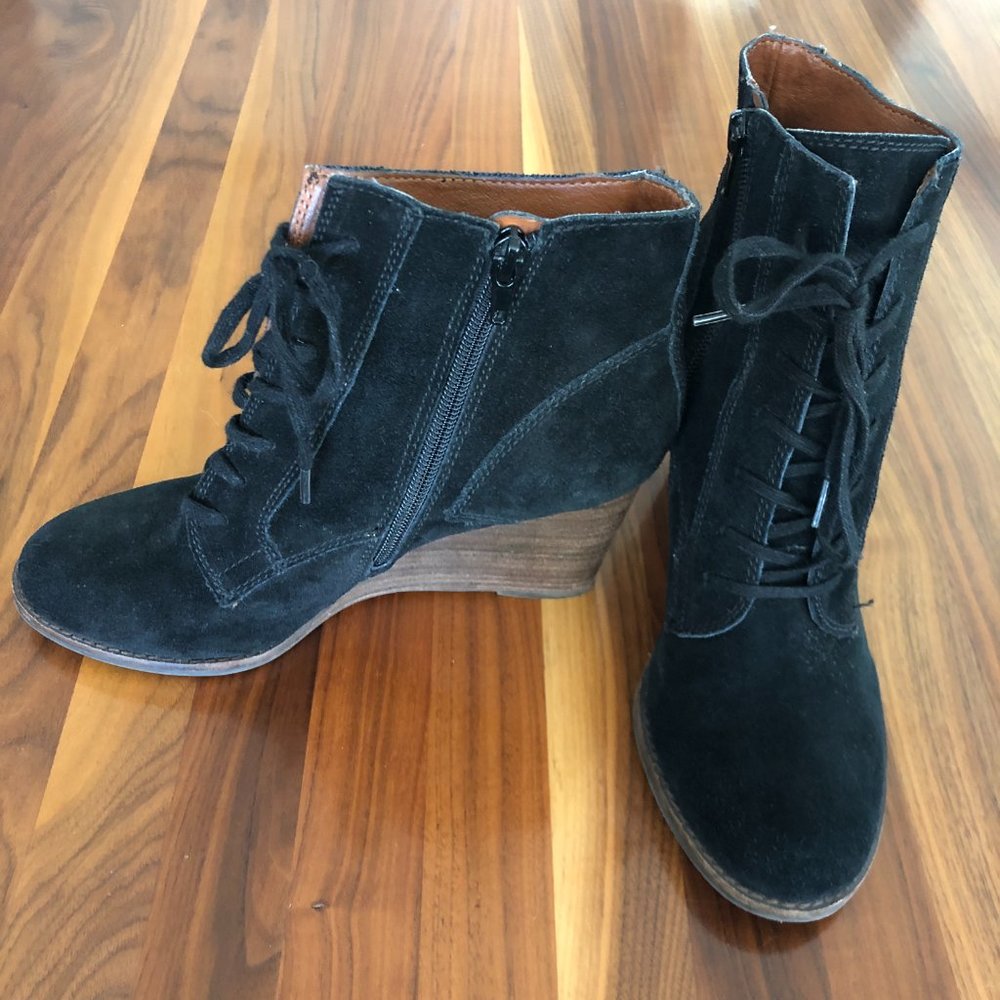 Lucky Brand 8.5M Wedge Booties Lace Up Black Suede Boots Stacked 3 1/2" Heel - Picture 4 of 10